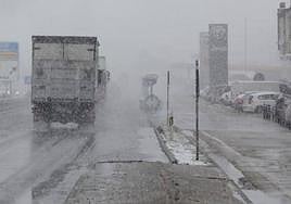 Un camión circula en plena nevada en Valladolid.