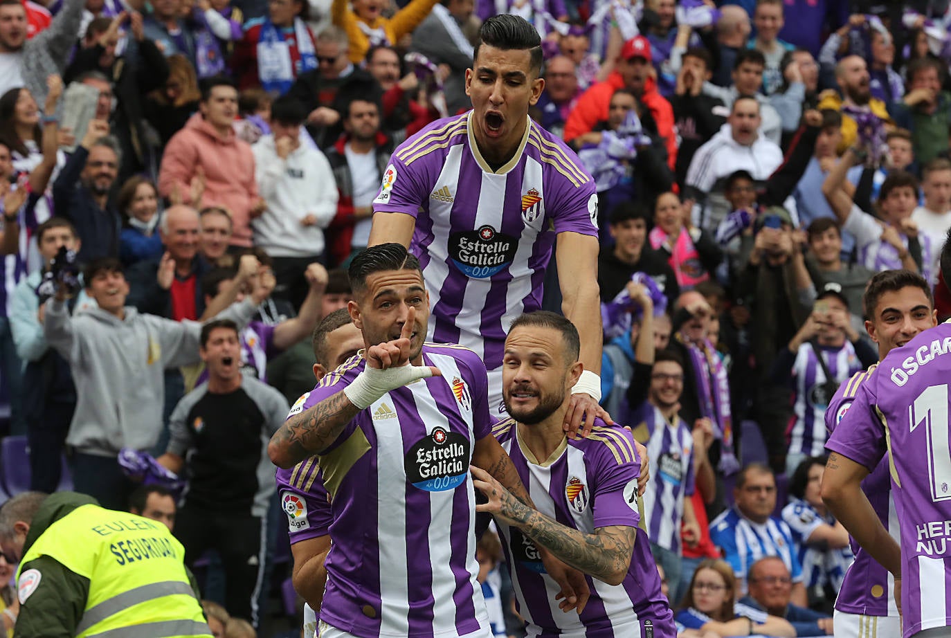 Sergio León celebra con El Yamiq e Iván Sánchez uno de sus goles.