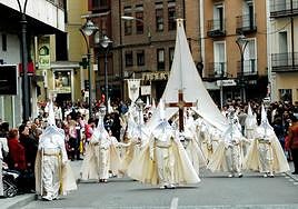 Foto de archivo de la Cofradía Penitencial de la Sagrada Cena en la Procesión General del Viernes Santo.