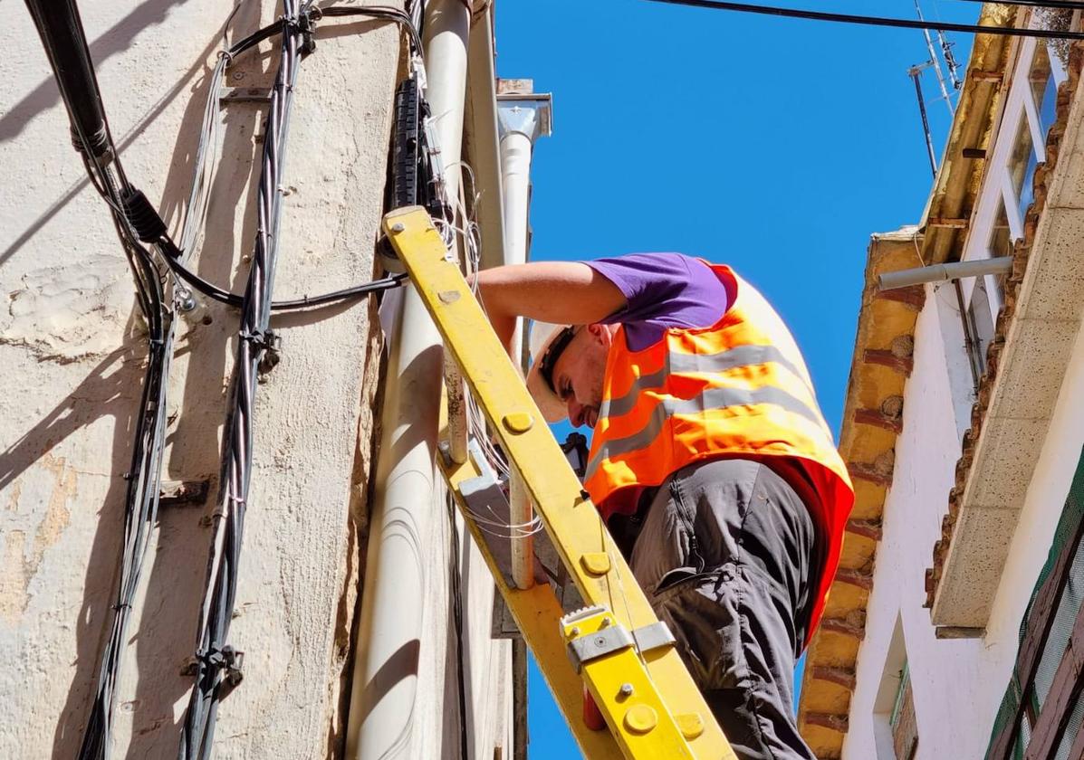 Técnico de Adamo durante una instalación de fibra óptica.