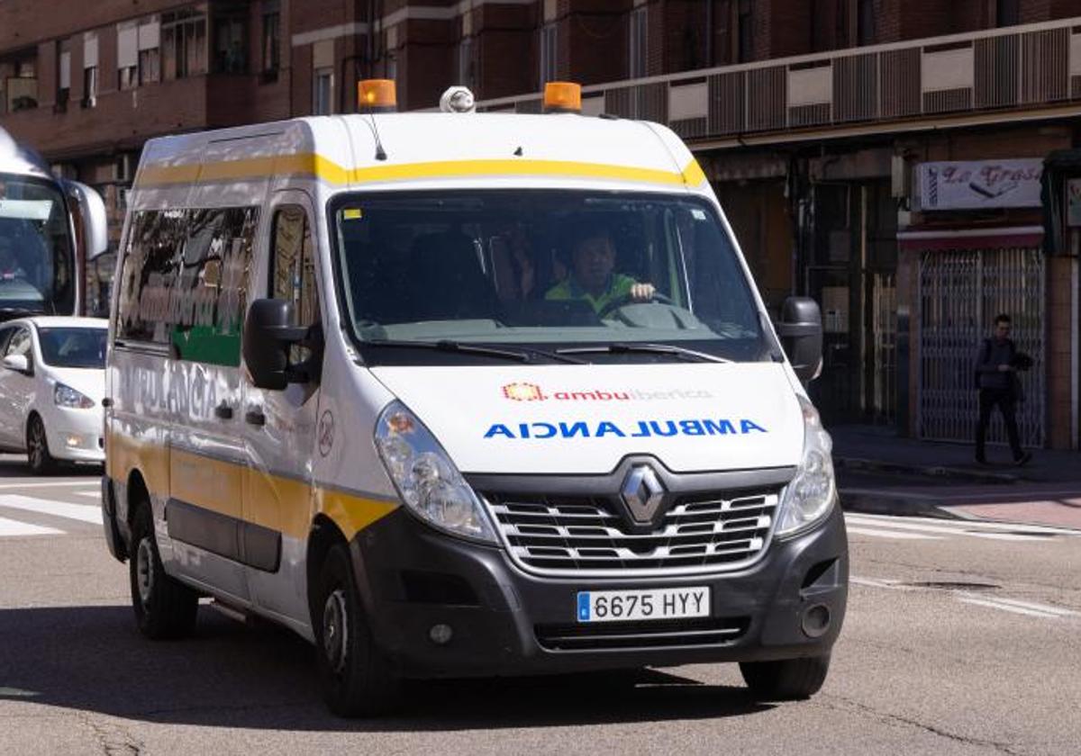 Imagen de archivo de una ambulancia asistencial en Valladolid.