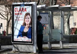 Cartel con el lema electoral de Clara Martín en una marquesina de la ciudad.