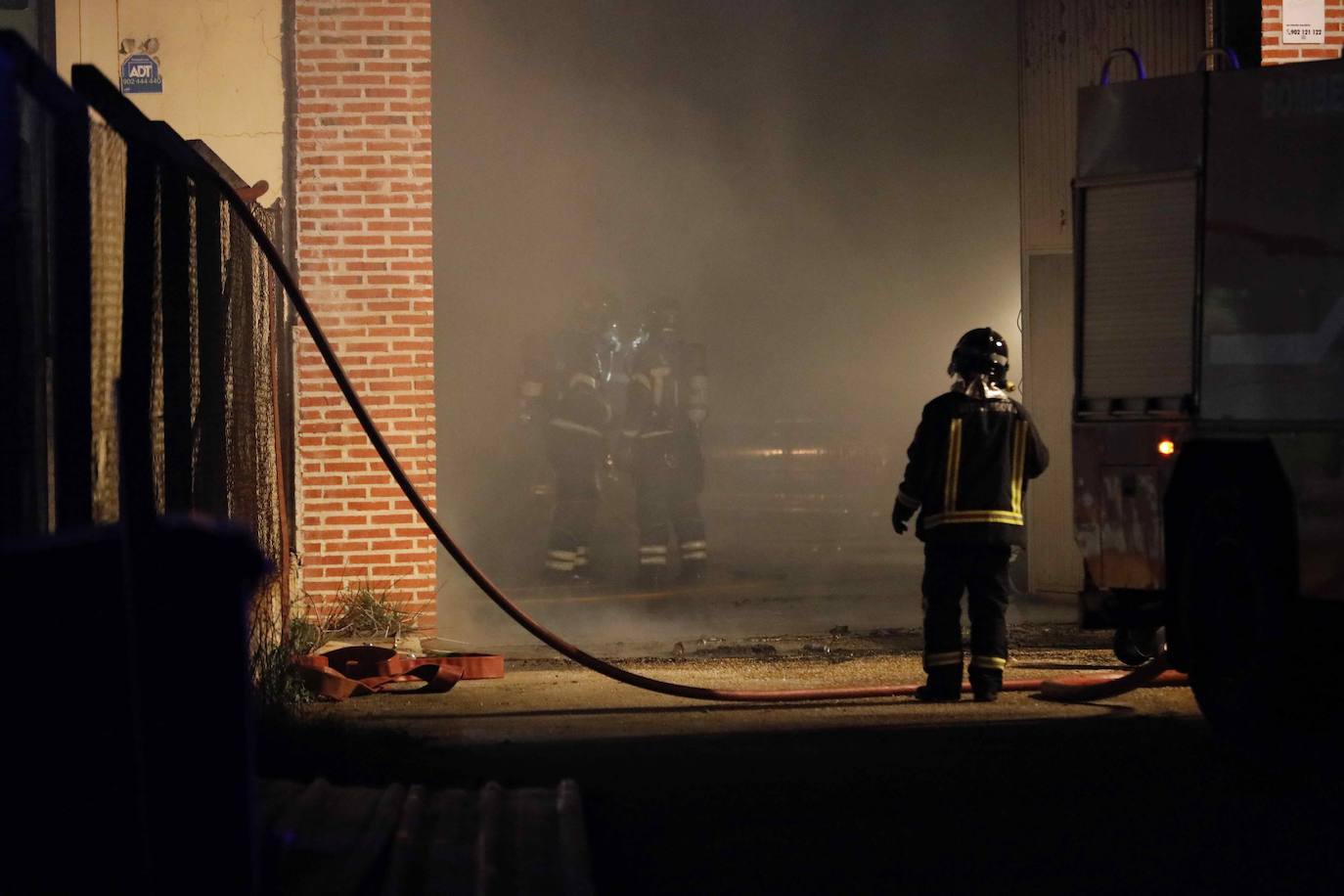 Un incendio destruye decenas de vehículos en Vallelado (Segovia)