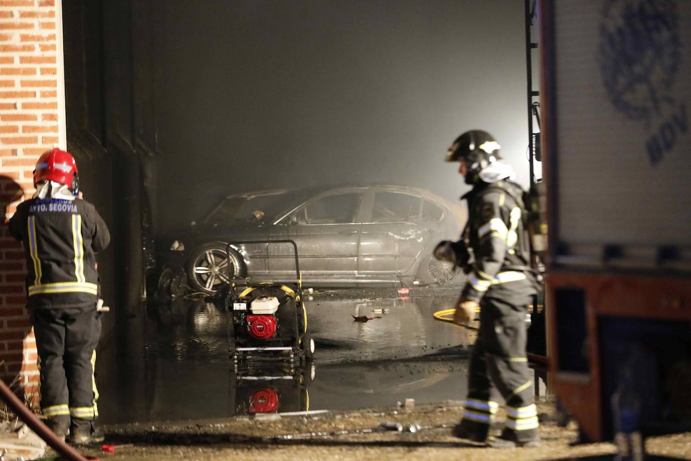 Un incendio destruye decenas de vehículos en Vallelado (Segovia)