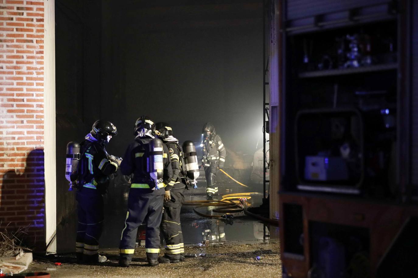 Un incendio destruye decenas de vehículos en Vallelado (Segovia)