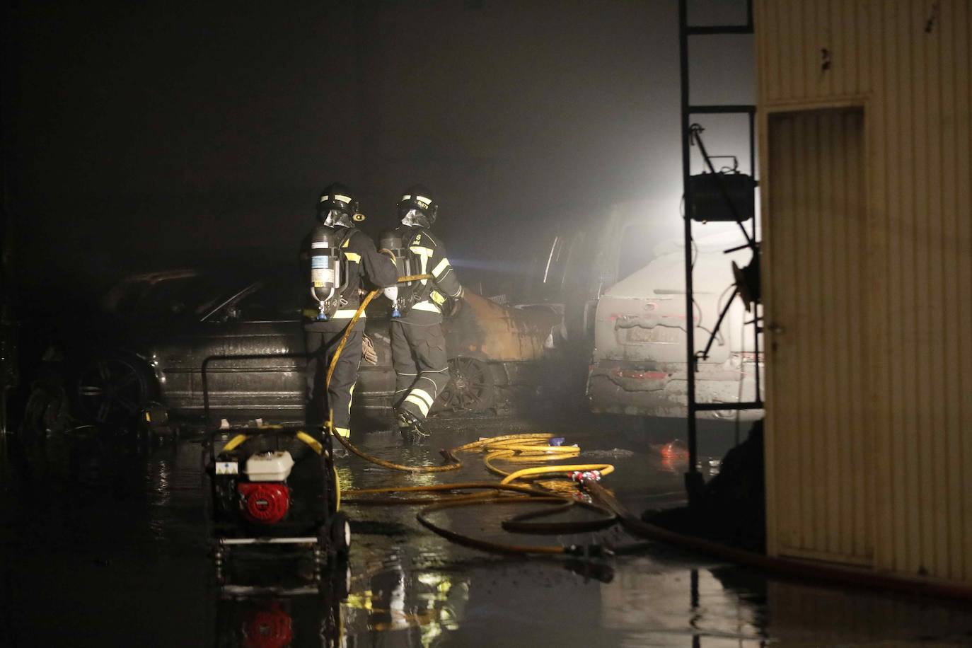 Un incendio destruye decenas de vehículos en Vallelado (Segovia)