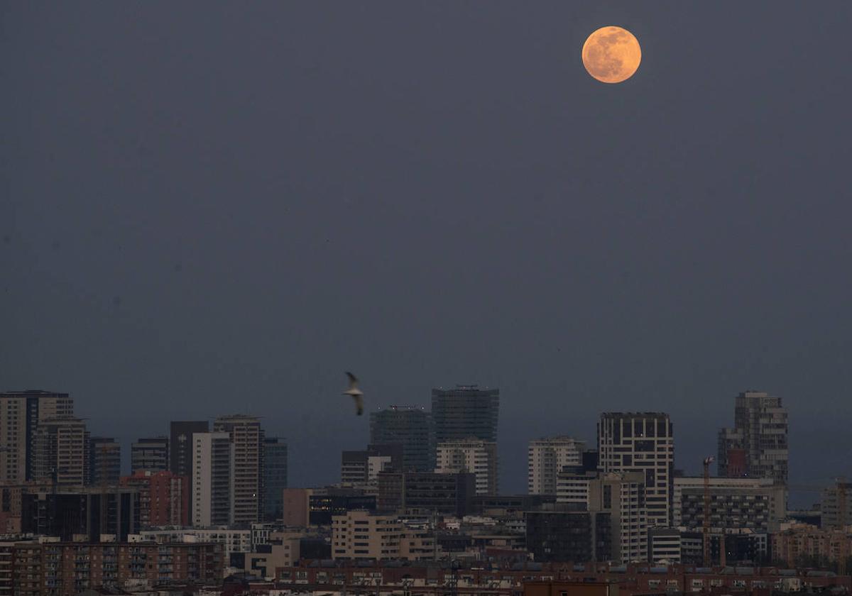 La Superluna rosa de 2022 sobre el cielo de Barcelona.