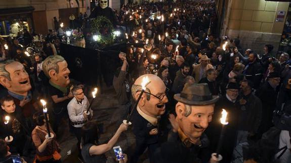 Multitud de personas en la procesión de 'San Genarín