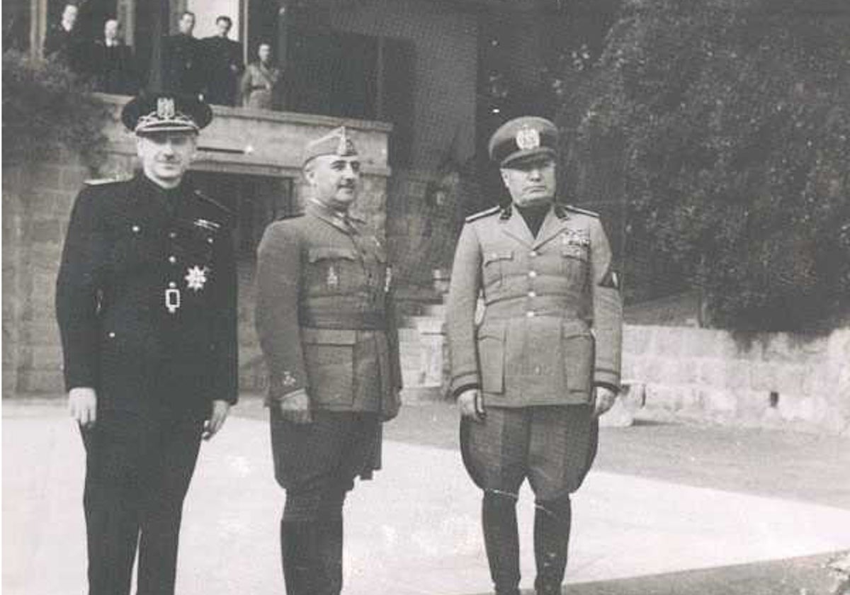 De izquierda a derecha, Ramón Serrano Suñer, Francisco Franco y Mussolini.