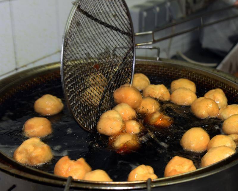 Elaboración de buñuelos en una pastelería de Segovia