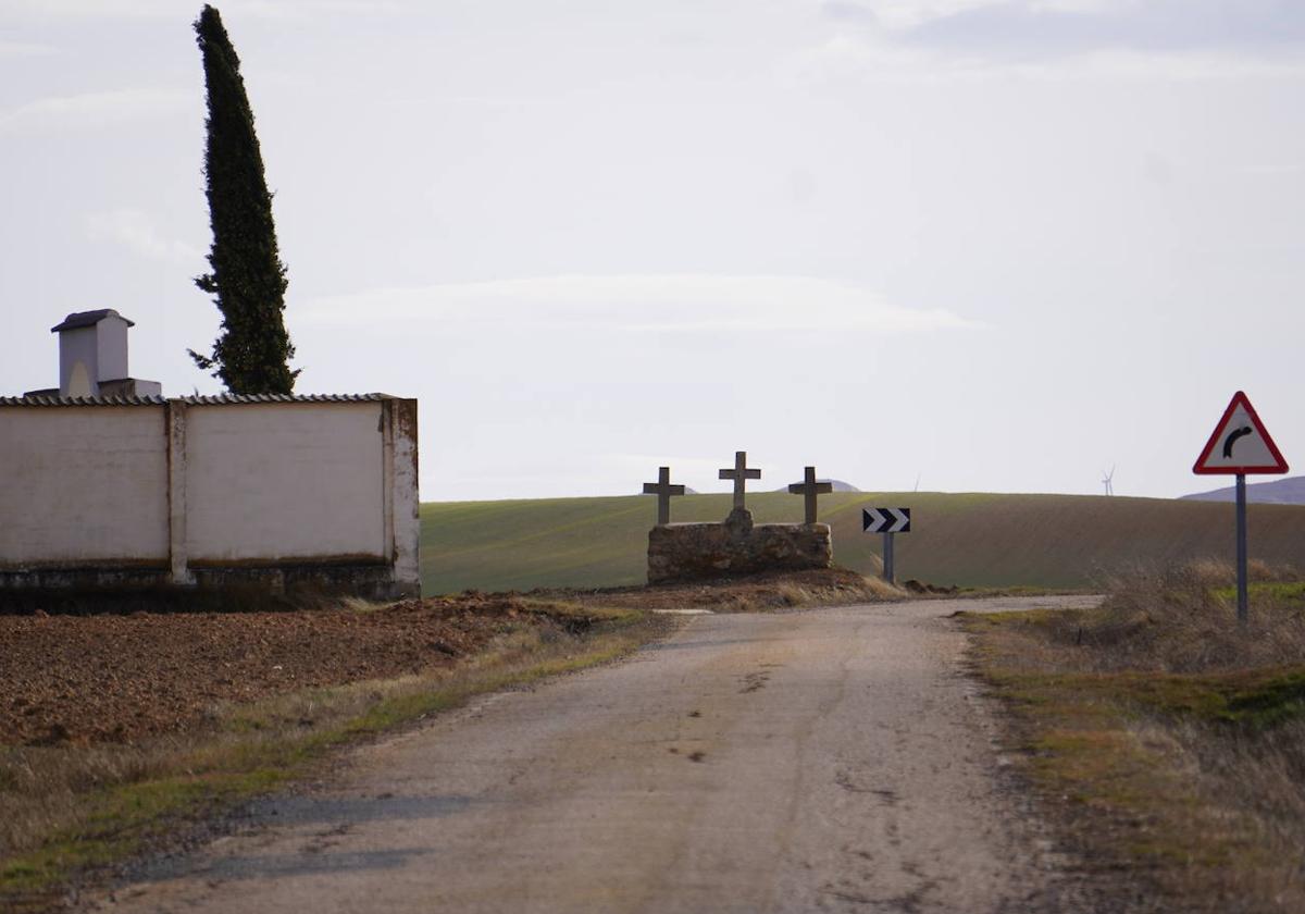 Una carretera desierta de un pueblo de Soria.