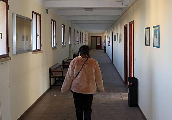 Pasillo interior del edificio Santiago Hidalgo, antigua escuela de Magisterio.