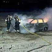 Un incendio calcina un coche a las afueras de Zaratán