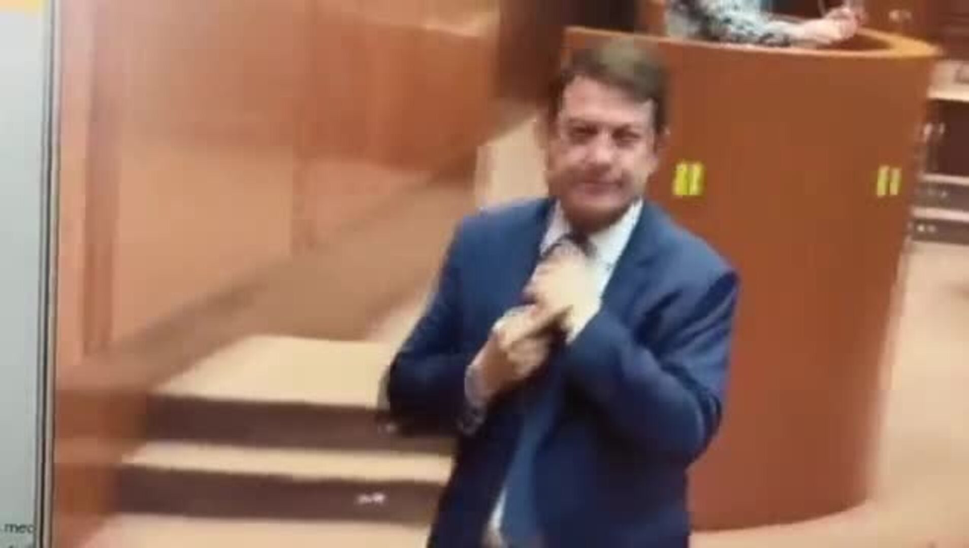 Mañueco califica su 'peineta' como «gesto involuntario»