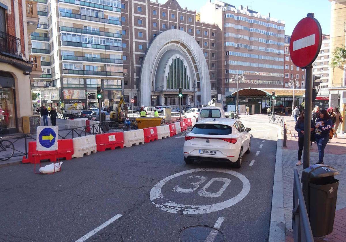 Obras de instalación del cableado eléctrico en la plaza de España.