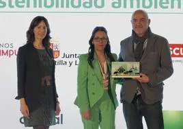 Mónica Peña, coordinadora de Medio Ambiente de Pascual, entregó el premio a Silvia Pereda y José Juan Martínez, de la Asociación Polígono Industrial Villalonquéjar.