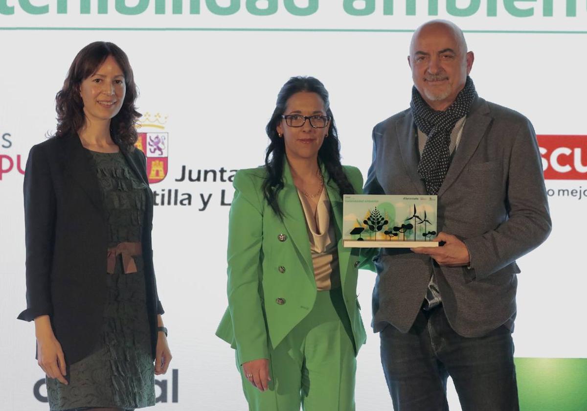 Mónica Peña, coordinadora de Medio Ambiente de Pascual, entregó el premio a Silvia Pereda y José Juan Martínez, de la Asociación Polígono Industrial Villalonquéjar.