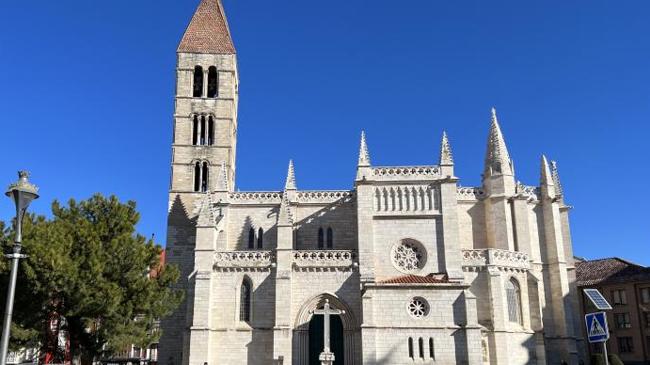 Imagen después - Reconstrucción de la torre de la Antigua en la década del 1910 y en la actualidad.