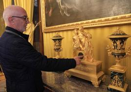 El relojero segoviano Juan Serrano cambia la hora en una esfera del Palacio Real de La Granja.