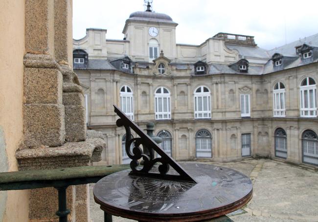 Reloj de sol en uno de los balcones, bajo el medidor del tiempo de la torre.