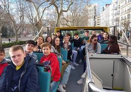 Alumnos alemanes, junto a sus colegas vallisoletanos, en un recorrido por la ciudad.