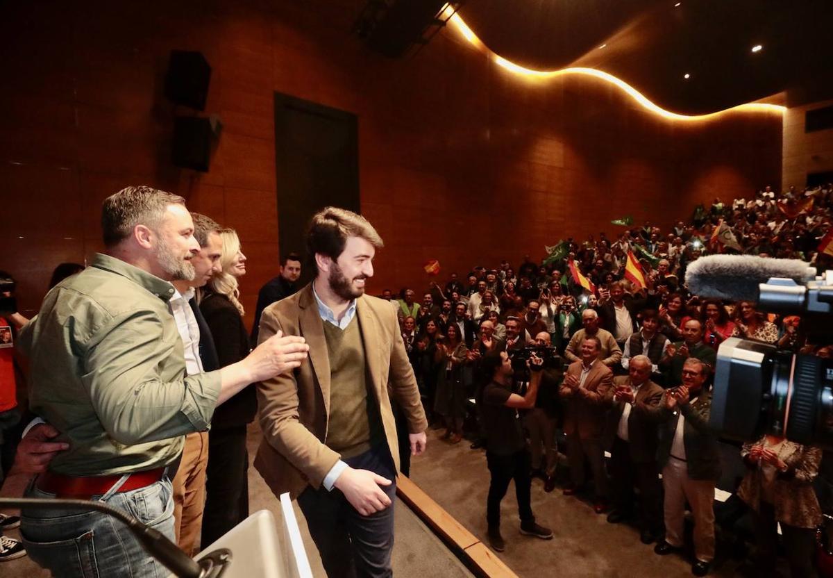 Abascal y García-Gallardo saludan a los asistentes del mitin en la Feria de Muestras.