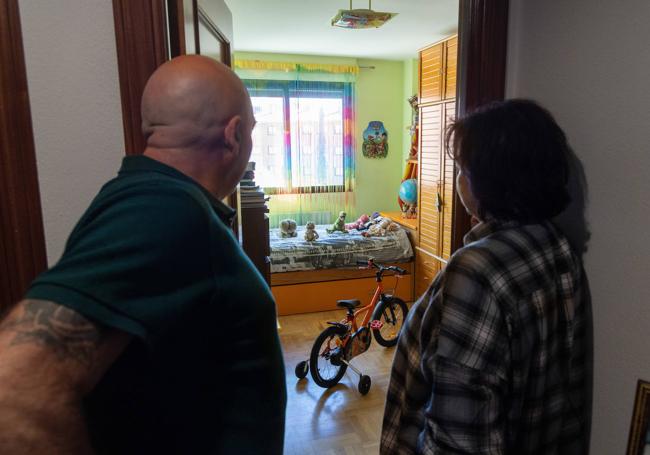 José Antonio y Belén en el dormitorio de sus hijos de acogida