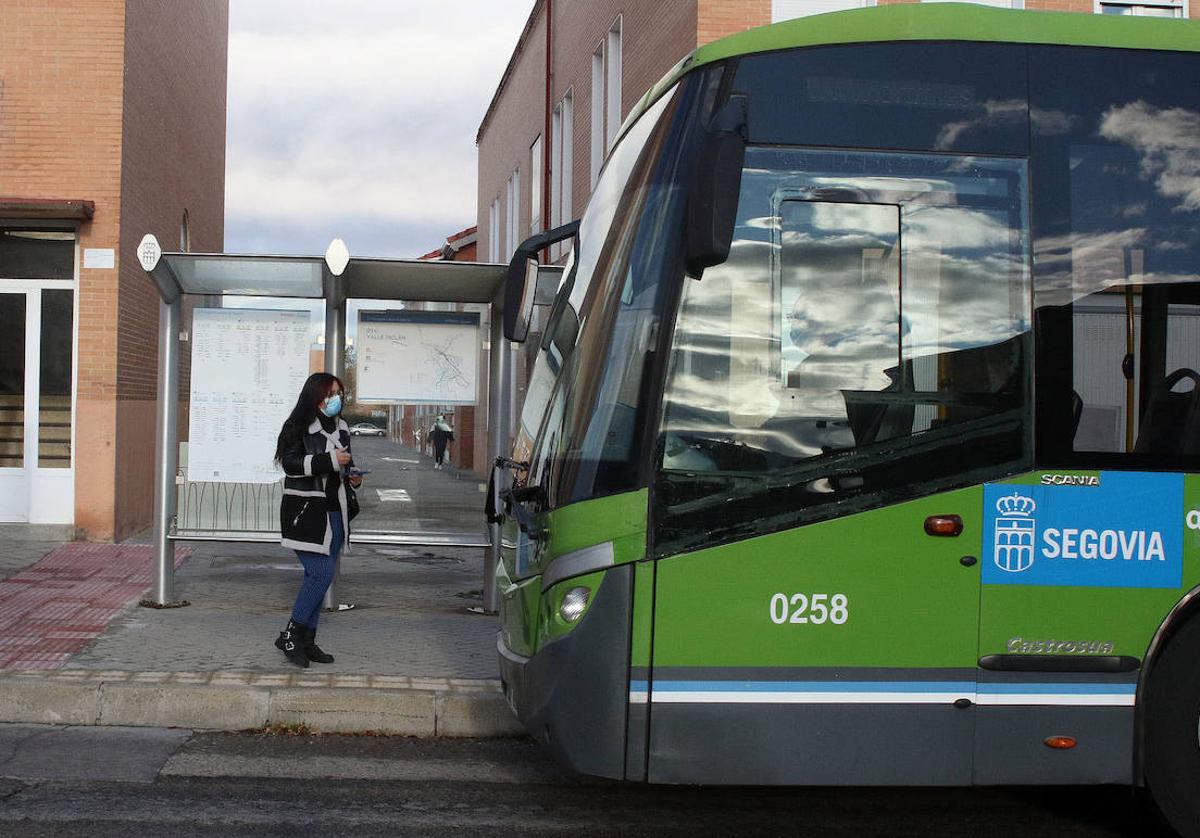 Un autobús eléctrico en una parada de la capital segoviana donde hay una usuaria.