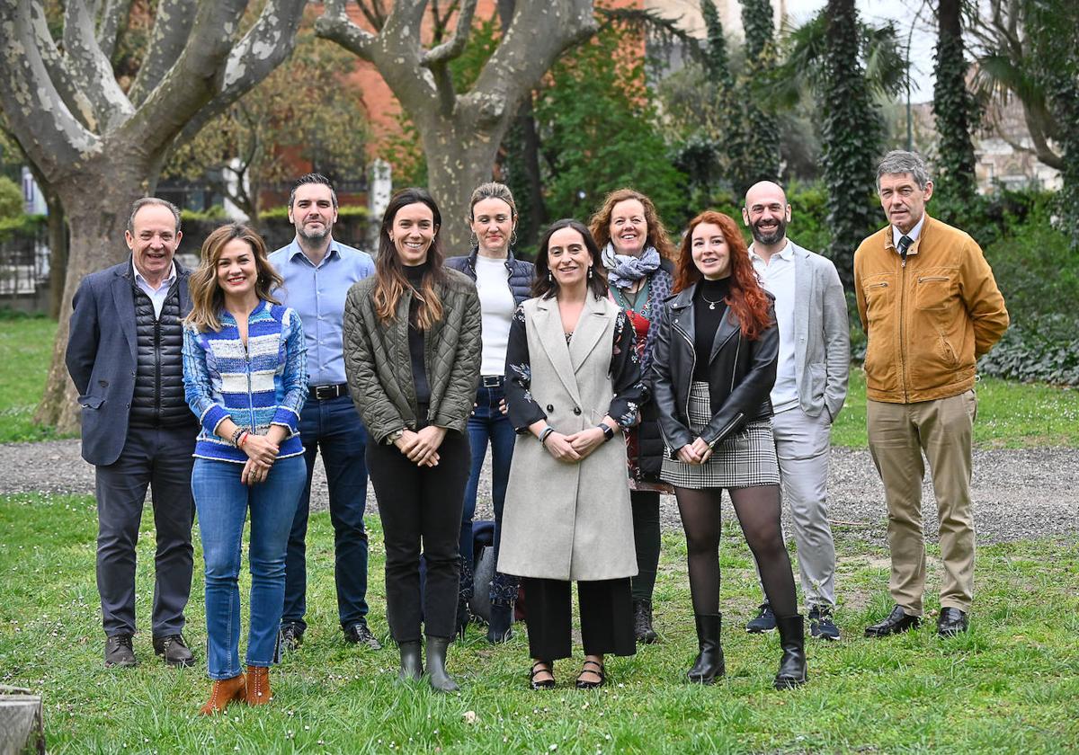 Cristina Hernán, Laura Sánchez, Silvia Rojo y Diana Pérez, en primera línea. Detrás, Javier Castrodeza, Iván Sanz, Virginia Fernández, Encarnación Martínez, Javier Sánchez y José María Eiros Bouza.