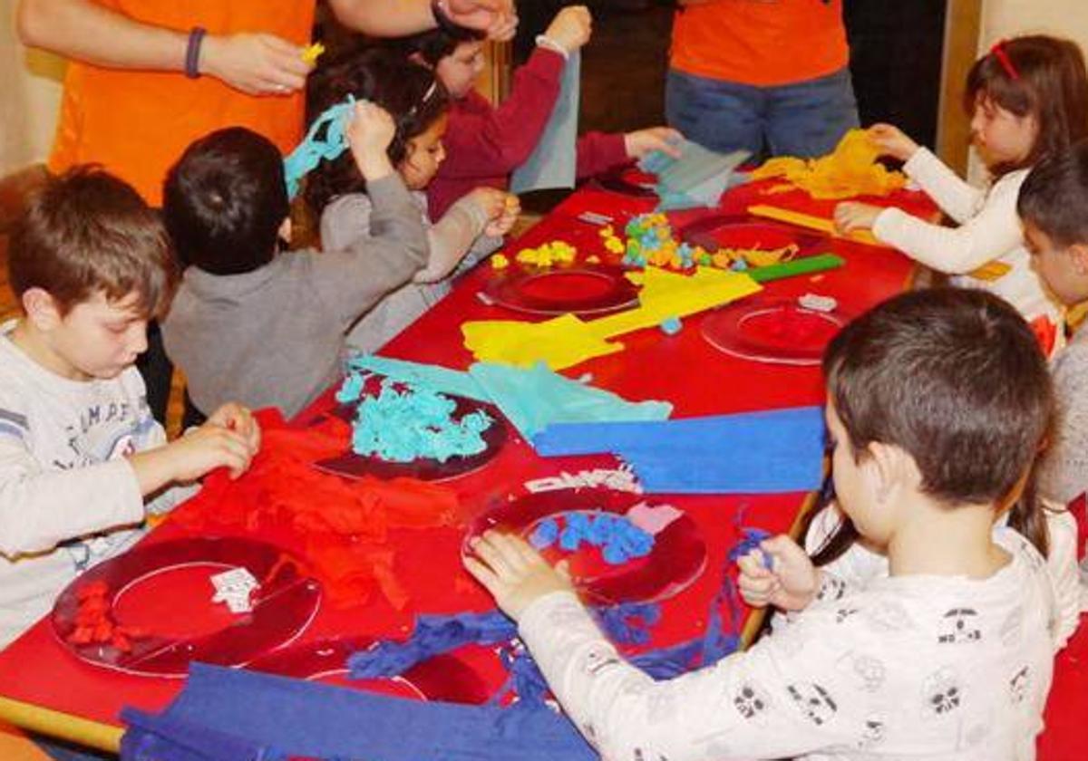 Un grupo de niños haciendo manualidades.