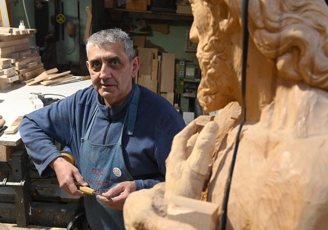 Miguel Ángel Tapia, imaginero y escultor, en su taller de Viana de Cega.