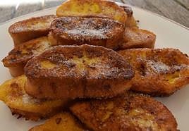 Torrijas bañadas en miel y azúcar