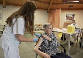 Vacunación frente al Covid en la residencia de Parquesol, en Valladolid.