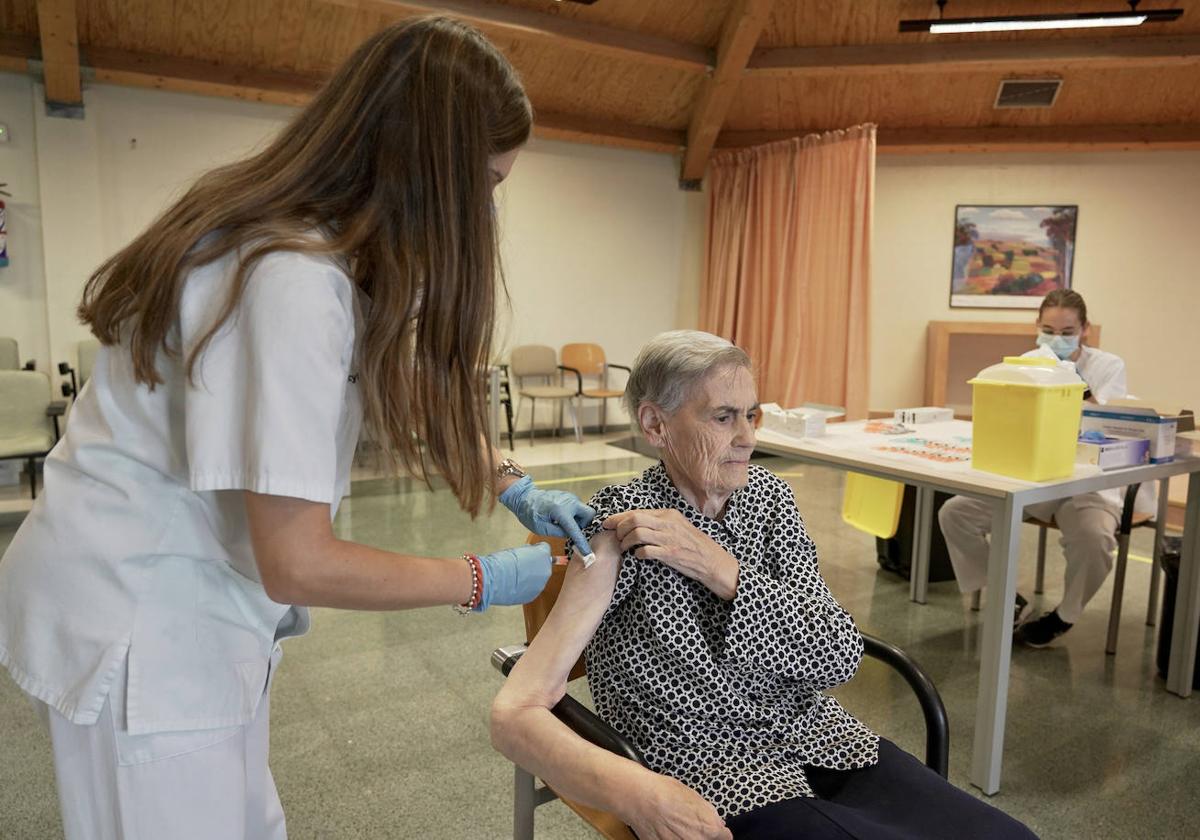 Vacunación frente al Covid en la residencia de Parquesol, en Valladolid.