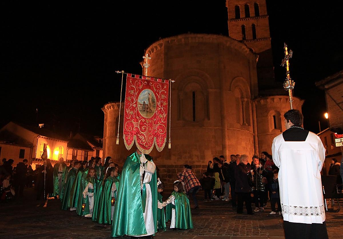 Un momento del vía crucis, este viernes en San Lorenzo.