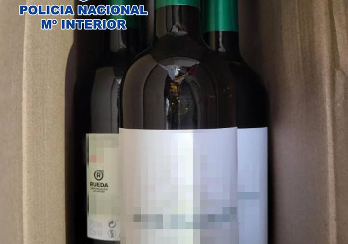 Botellas falsificadas de la DO Rueda intervenidas por la Policía Nacional.