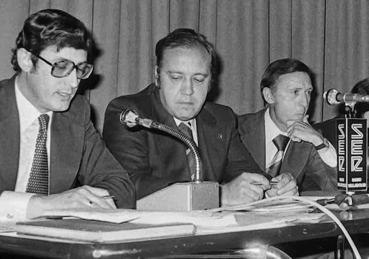 Imagen principal - Ramón Martínez, con Fernando Alonso y Gonzalo Alonso en una asamblea de compromisarios en 1977; En otra imagen en la reunión para comprar definitivamente a Pato Yáñez en 1984; Abajo, junto al ettrenador Eusebio Ríos, que saluda a Pepe Moré, en la presentación de la temporada 1979-80, que finalizaría con el ansiado ascenso del Real Valladolid a Primera División