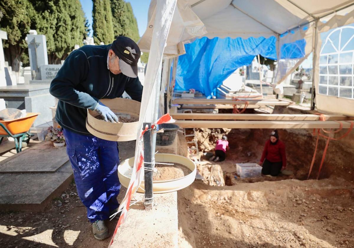 Trabajos de exhumación de la última fosa común localizada en El Carmen, bajo el memorial (ya demolido) de UGT y el PSOE.