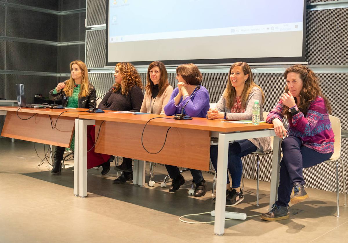 Marta Touya, a la izquierda, modera la actividad con representantes de entidades de voluntariado.