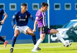 Arroyo controla la pelota ante Charbel Anthuan en el partido.