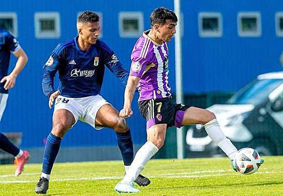 Arroyo controla la pelota ante Charbel Anthuan en el partido.