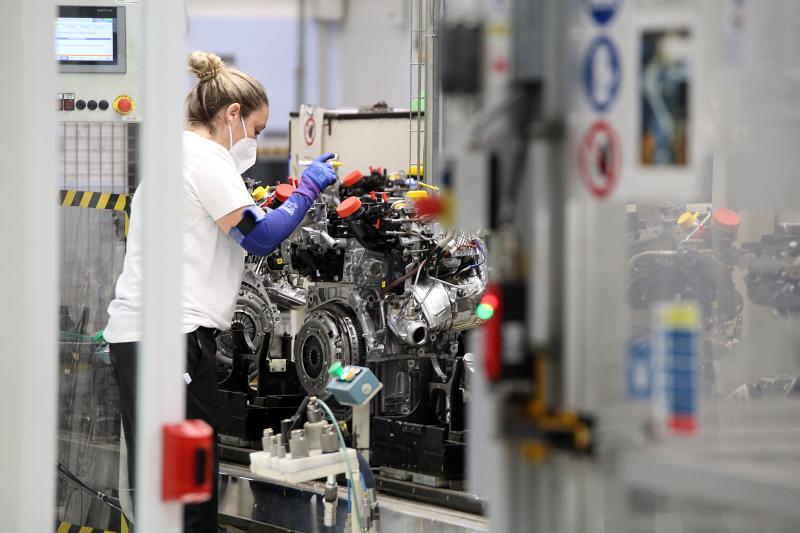 Una operaria en la Factoría de Motores de Renault en Valladolid.