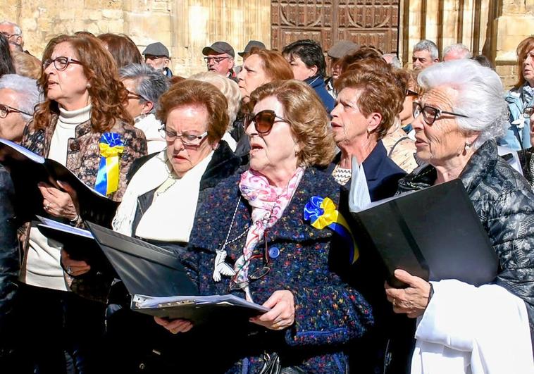 Participantes en la iniciativa cantan este mediodía junto a la Catedral.