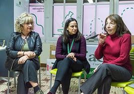 Marisa Herrero, exfumadora, con la psicóloga Valeria Sánchez-Nebreda y la neumóloga Gloria Sobrino.