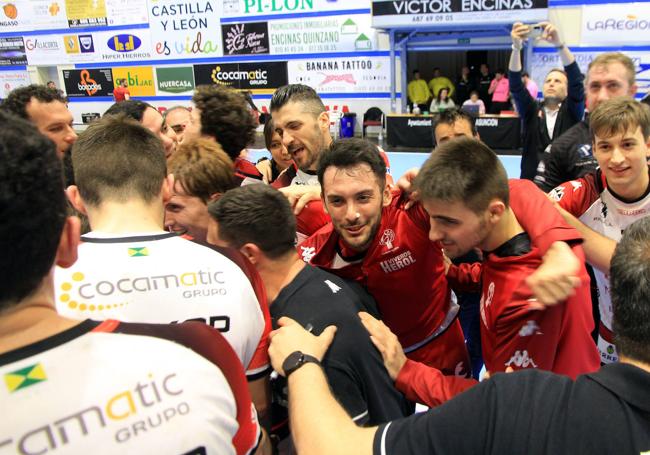 Celebración de los jugadores y del cuerpo técnico del Nava tras el triunfo.