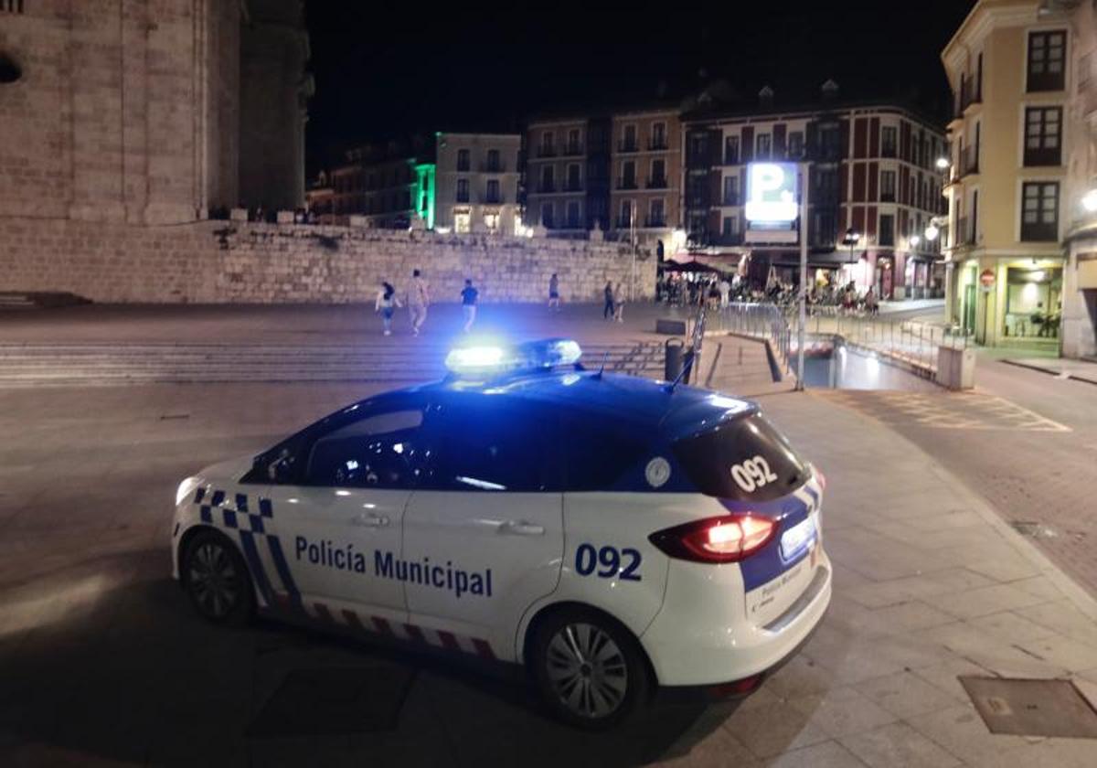 Un vehículo policial patrulla durante la noche por el centro de Valladolid.