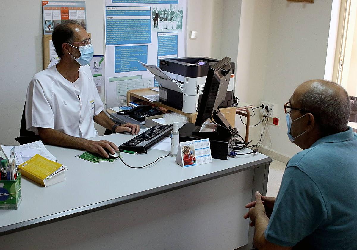 Un médico pasa consulta en el actual centro médico de Palazuelos de Eresma.
