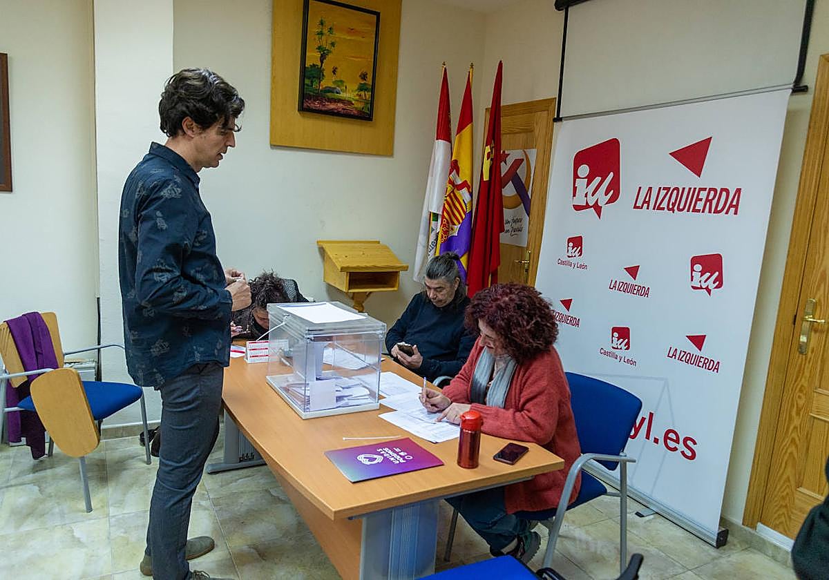 Juan Gascón vota este domingo en la sede de IU.