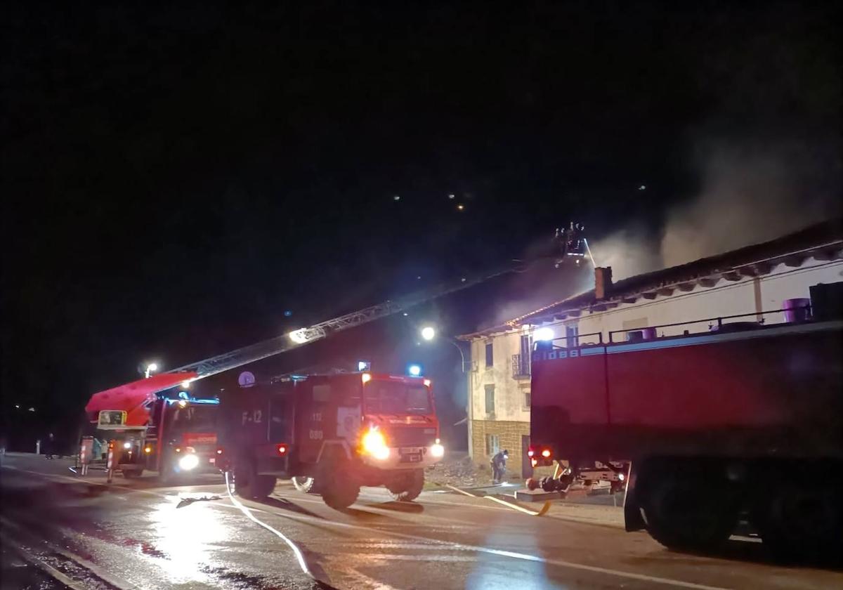 Los Bomberos, en el lugar del incendio.