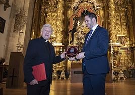 Antonio Pelayo (izq.) recibe las cubiertas bordadas de manos del presidente de la Junta de Cofradías.